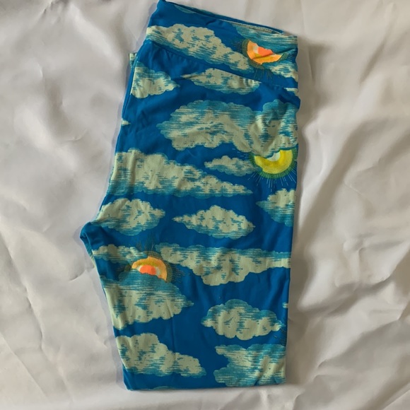 LuLaRoe-4 pairs T/C-Tall and Curvy woman’s leggings. - Picture 4 of 7